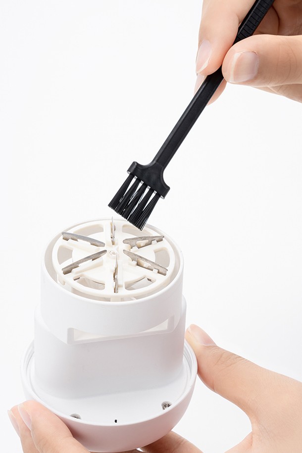 [PLUS MINUS ZERO] 유무선 보풀제거기 H010 화이트는 의류의 보풀을 간편하게 제거해주는 제품입니다. 무선 사용이 가능하여 휴대성이 뛰어나며, 충전식으로 편리하게 사용할 수 있습니다. 깔끔한 화이트 색상과 심플한 디자인으로 제작되었습니다. 모델명은 H010이며, 일상생활에서 유용하게 활용할 수 있습니다. 플라스틱 소재로 제작되어 가볍고 내구성이 좋습니다.
