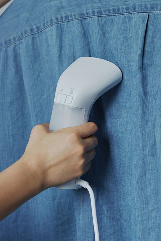 [PLUS MINUS ZERO] 스팀다리미S J020은 심플하고 미니멀한 디자인의 플라스틱 소재 스팀다리미입니다. 화이트 색상으로 깔끔함을 더했으며, 옷감 관리에 용이하도록 스팀 기능을 제공합니다. 컴팩트한 사이즈로 휴대성이 뛰어나, 언제 어디서든 간편하게 의류 관리가 가능합니다. 다림질 기능으로 옷의 주름을 효과적으로 제거하여 깔끔한 스타일을 연출할 수 있습니다. [PLUS MINUS ZERO] 스팀다리미S J020으로 간편하게 의류 관리를 시작해 보세요.
