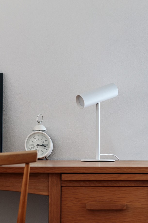 [PLUS MINUS ZERO] LED 스탠드 라이트 2color는 심플한 디자인의 LED 스탠드입니다. 플라스틱 소재로 제작되었으며, 책상 위에 두고 사용하기에 적합합니다. 일상생활에서 조명 용도로 사용하기 좋으며, 미니멀한 스타일을 추구하는 분들께 추천합니다. 색상은 화이트 1가지로 제공되며, 2가지 색상으로 조절 가능하여 사용자의 취향에 맞춰 사용할 수 있습니다.
