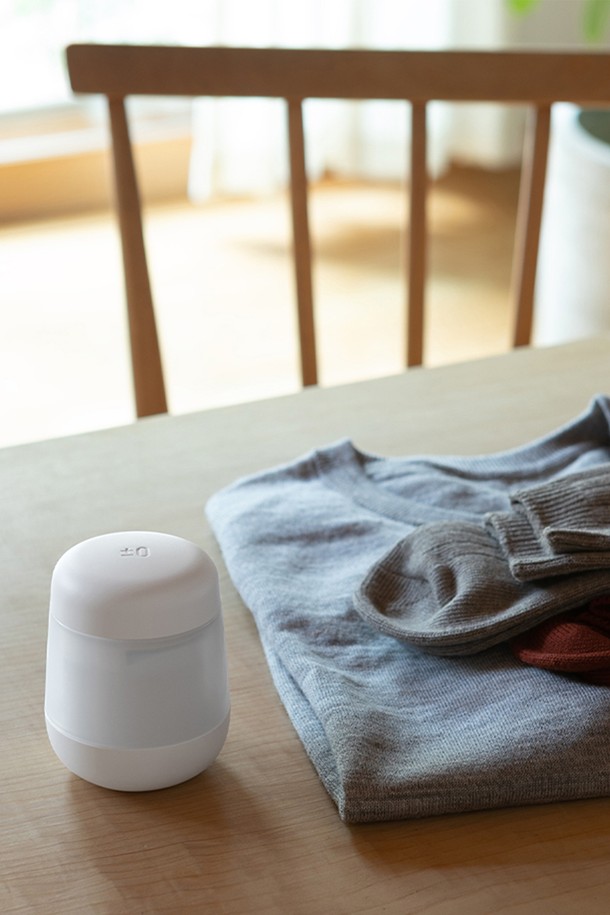 [PLUS MINUS ZERO] 유무선 보풀제거기 H010 화이트는 의류의 보풀을 간편하게 제거해주는 제품입니다. 무선 사용이 가능하여 휴대성이 뛰어나며, 충전식으로 편리하게 사용할 수 있습니다. 깔끔한 화이트 색상과 심플한 디자인으로 제작되었습니다. 모델명은 H010이며, 일상생활에서 유용하게 활용할 수 있습니다. 플라스틱 소재로 제작되어 가볍고 내구성이 좋습니다.
