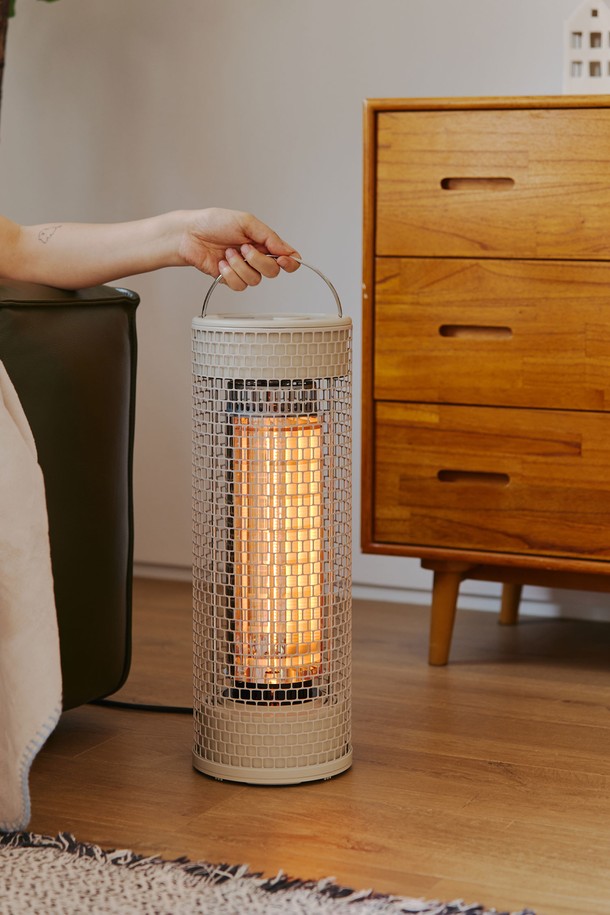 [PLUS MINUS ZERO] 리플렉트 카본히터 700은 심플하고 미니멀한 디자인의 실내 난방용 카본히터입니다. 화이트 색상이며, 700W의 출력을 제공하여 발열과 보온 기능을 제공합니다. 리플렉트 디자인으로 효율적인 난방이 가능하며, 안전망이 장착되어 있어 안전하게 사용할 수 있습니다. 소형 크기로 공간 활용도가 높습니다. 플라스틱과 카본 소재로 제작되었습니다.
