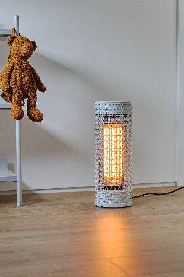 [PLUS MINUS ZERO] 리플렉트 카본히터 700은 실내 난방을 위한 카본 히터입니다. 원통형 디자인과 메쉬 패턴으로 세련된 외관을 자랑하며, 화이트 색상으로 다양한 공간에 잘 어울립니다. 카본 소재와 플라스틱을 사용하여 제작되었으며, 발열과 보온 기능을 제공합니다. 리플렉트 디자인과 원형 디자인으로 효율적인 난방이 가능하며, 메쉬 그릴이 안전성을 높입니다. 겨울철 따뜻한 실내를 위한 필수 아이템입니다.
