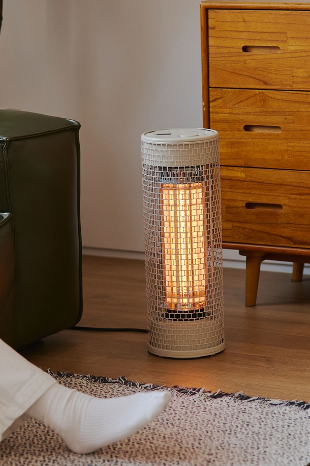 [PLUS MINUS ZERO] 리플렉트 카본히터 700은 심플하고 미니멀한 디자인의 실내 난방용 카본히터입니다. 화이트 색상이며, 700W의 출력을 제공하여 발열과 보온 기능을 제공합니다. 리플렉트 디자인으로 효율적인 난방이 가능하며, 안전망이 장착되어 있어 안전하게 사용할 수 있습니다. 소형 크기로 공간 활용도가 높습니다. 플라스틱과 카본 소재로 제작되었습니다.
