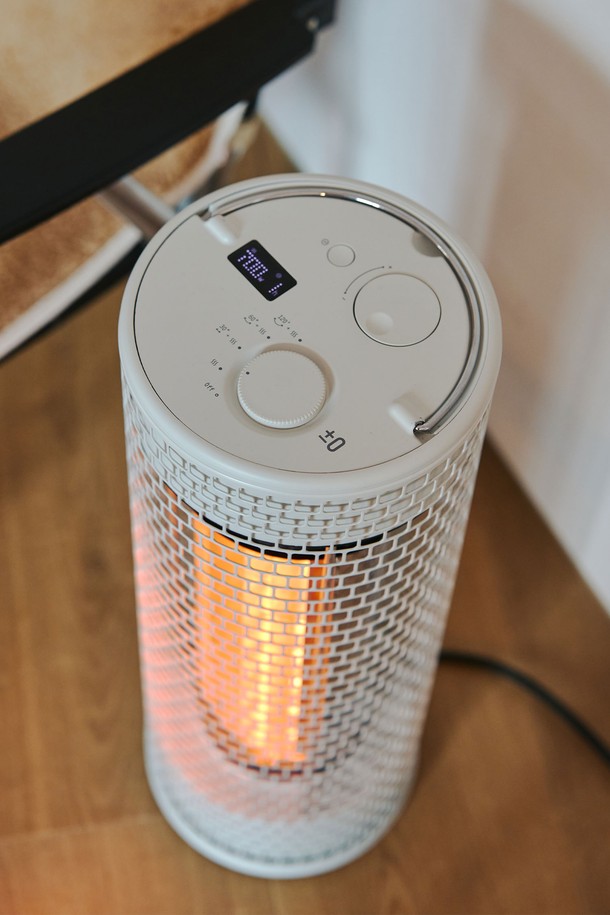 [PLUS MINUS ZERO] 리플렉트 카본히터 700은 실내 난방을 위한 카본 히터입니다. 원통형 디자인과 메쉬 패턴으로 세련된 외관을 자랑하며, 화이트 색상으로 다양한 공간에 잘 어울립니다. 카본 소재와 플라스틱을 사용하여 제작되었으며, 발열과 보온 기능을 제공합니다. 리플렉트 디자인과 원형 디자인으로 효율적인 난방이 가능하며, 메쉬 그릴이 안전성을 높입니다. 겨울철 따뜻한 실내를 위한 필수 아이템입니다.
