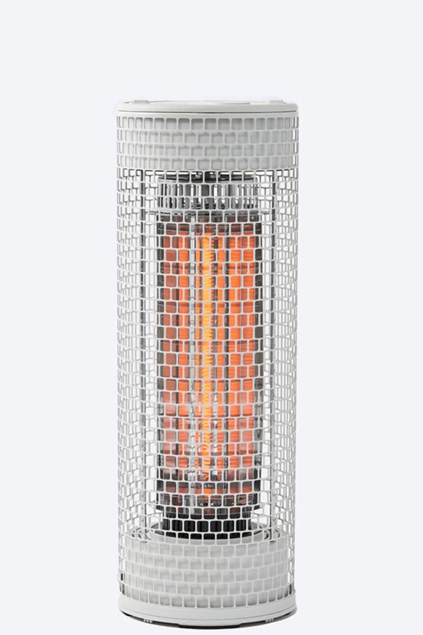 [PLUS MINUS ZERO] 리플렉트 카본히터 700은 실내 난방을 위한 카본 히터입니다. 원통형 디자인과 메쉬 패턴으로 세련된 외관을 자랑하며, 화이트 색상으로 다양한 공간에 잘 어울립니다. 카본 소재와 플라스틱을 사용하여 제작되었으며, 발열과 보온 기능을 제공합니다. 리플렉트 디자인과 원형 디자인으로 효율적인 난방이 가능하며, 메쉬 그릴이 안전성을 높입니다. 겨울철 따뜻한 실내를 위한 필수 아이템입니다.
