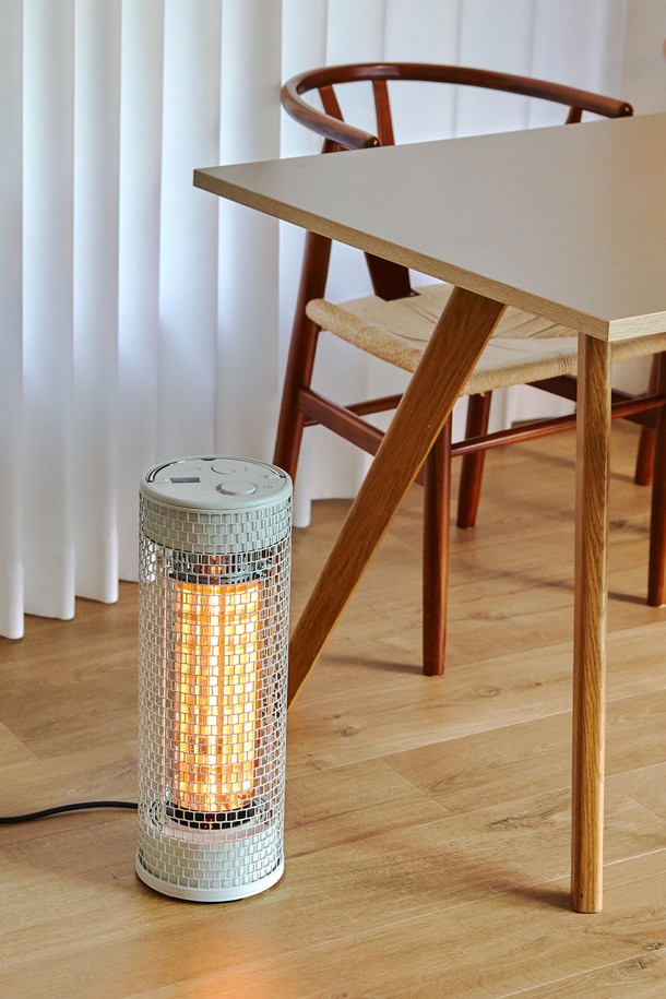 [PLUS MINUS ZERO] 리플렉트 카본히터 700은 실내 난방을 위한 카본 히터입니다. 원통형 디자인과 메쉬 패턴으로 세련된 외관을 자랑하며, 화이트 색상으로 다양한 공간에 잘 어울립니다. 카본 소재와 플라스틱을 사용하여 제작되었으며, 발열과 보온 기능을 제공합니다. 리플렉트 디자인과 원형 디자인으로 효율적인 난방이 가능하며, 메쉬 그릴이 안전성을 높입니다. 겨울철 따뜻한 실내를 위한 필수 아이템입니다.
