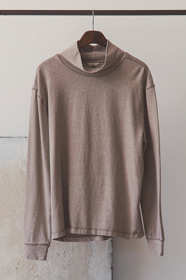 멜란지 컬러의 크롭 루즈드 터틀넥 티셔츠입니다. 면 소재로 제작되어 부드러운 촉감을 선사하며, 가을/겨울 시즌에 착용하기 좋습니다. 8cm 높이의 터틀넥 디자인과 배색 컬러 스티치 포인트가 특징이며, 넥 너비가 넓어 입고 벗기 용이합니다. 루즈핏으로 편안한 착용감을 제공하며, 베이직한 스타일로 출근룩, 모임룩, 클래식, 미니멀, 캐주얼 등 다양한 TPO와 스타일에 매치하기 좋습니다. 긴소매와 두꺼운 두께감으로 따뜻하게 착용할 수 있습니다.
