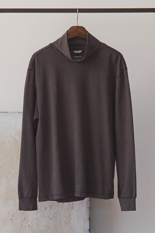 가을, 겨울 시즌, 남성을 위한 크롭 루즈드 터틀넥 티셔츠입니다. 차콜, 네이비 두 가지 멜란지 컬러로 출시되었으며, 베이직하고 미니멀한 스타일을 연출합니다. 부드러운 면 소재에 두꺼운 두께감으로 포근함을 더하고, 8cm 높이의 터틀넥 디자인이 특징입니다. 배색 스티치 포인트와 루즈핏, 긴 소매 기장으로 트렌디함을 강조했으며, 일상 및 출근룩에 활용하기 좋습니다. 기계 세탁이 가능하여 관리가 용이합니다.
