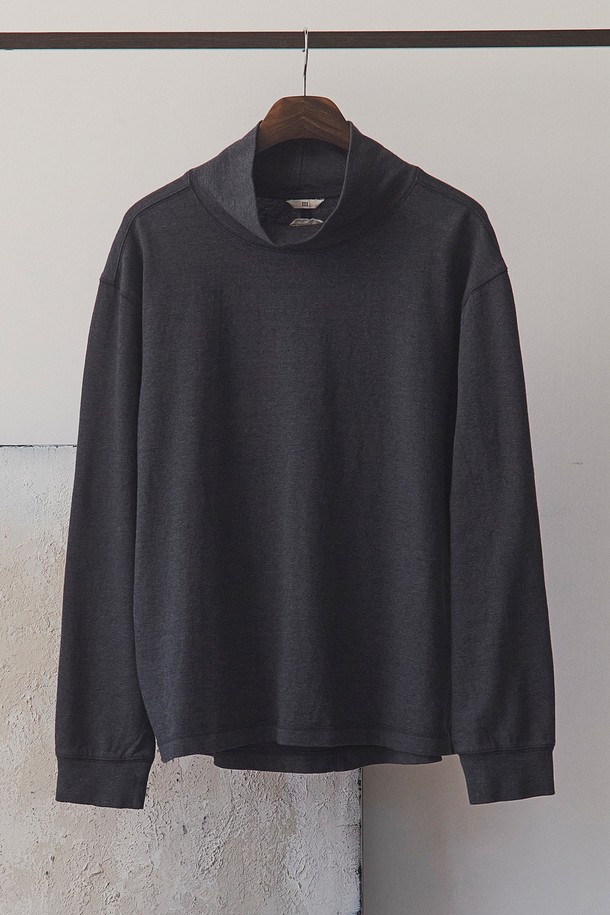 **크롭 루즈드 터틀넥 티셔츠**는 가을, 겨울 시즌에 어울리는 여성 및 남성 공용 티셔츠입니다. 부드러운 면 소재로 제작되었으며, 멜란지 컬러와 배색 스티치 포인트가 특징입니다. 루즈핏 크롭 기장으로 트렌디한 스타일을 연출하며, 8cm 높이의 터틀넥 디자인으로 보온성을 높였습니다. 네이비와 차콜 두 가지 색상으로 출시되었으며, 출근룩과 모임룩, 미니멀, 클래식, 캐주얼 스타일에 모두 잘 어울립니다. 기계 세탁이 가능하여 관리가 용이합니다.
