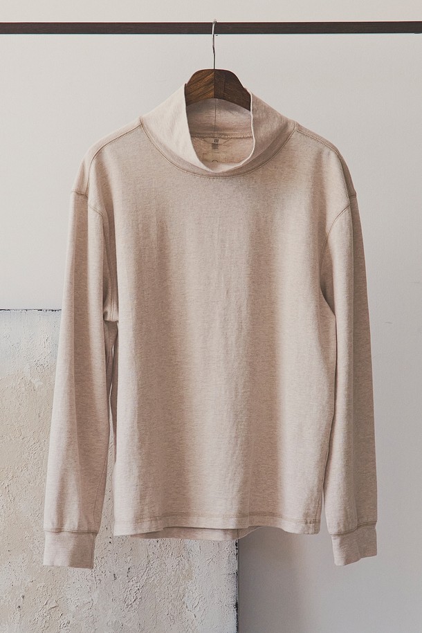 **크롭 루즈드 터틀넥 티셔츠**는 베이직하면서도 미니멀한 스타일을 추구하는 분들을 위한 아이템입니다. 가을, 겨울 시즌에 어울리는 부드러운 면 소재로 제작되었으며, 멜란지 베이지 컬러가 은은한 분위기를 자아냅니다. 루즈핏과 크롭 기장으로 트렌디함을 더하고, 배색 스티치 포인트가 밋밋함을 덜어줍니다. 터틀넥 디자인으로 보온성을 높였으며, 출근룩과 모임룩 등 다양한 TPO에 활용 가능합니다.
