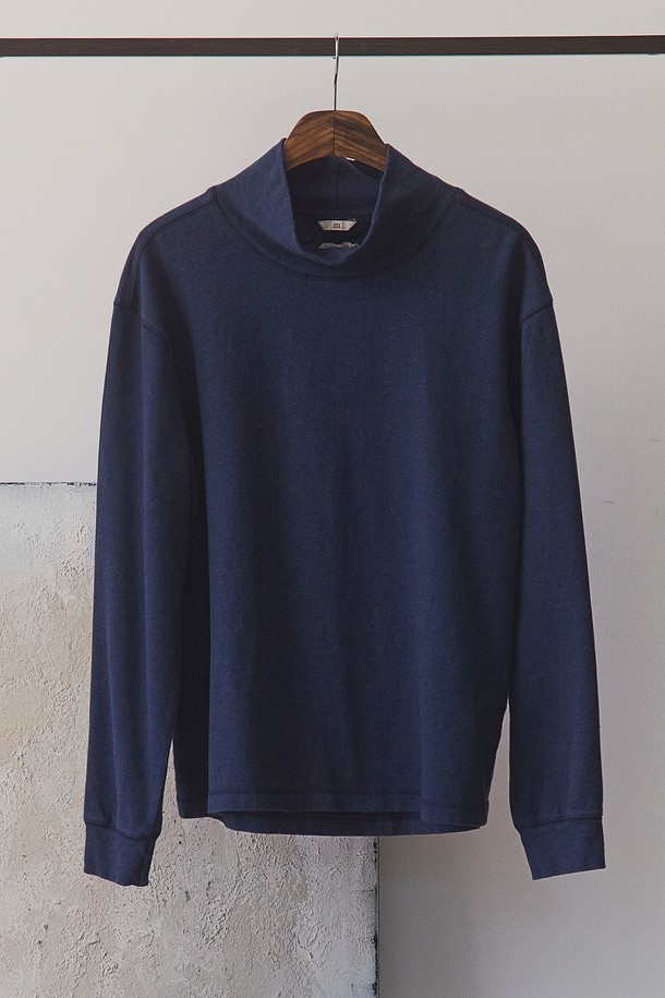 가을, 겨울 시즌에 어울리는 크롭 루즈드 터틀넥 티셔츠입니다. 부드러운 면 소재로 제작되어 편안한 착용감을 선사하며, 멜란지 컬러와 배색 스티치 포인트가 은은한 멋을 더합니다. 8cm 높이의 터틀넥 디자인과 루즈핏으로 트렌디한 스타일을 연출하며, 출근룩이나 모임룩 등 다양한 TPO에 활용 가능합니다. 미니멀, 클래식, 캐주얼 등 어떤 스타일에도 잘 어울리는 활용도 높은 아이템으로, 네이비와 차콜 두 가지 색상으로 만나보세요. 기계세탁이 가능하여 관리가 용이합니다.
