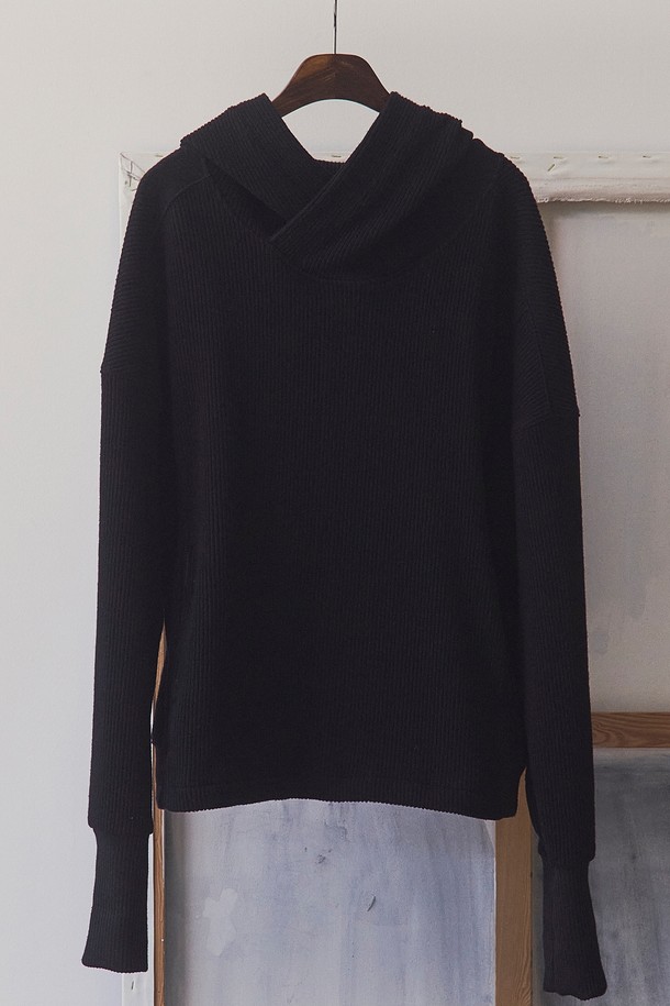 블랙 컬러의 남성용 바라클라바 후디입니다. 가을, 겨울 시즌에 어울리는 두꺼운 두께감의 루즈핏으로, 부드러운 울과 폴리에스터 혼방 소재를 사용하여 편안한 착용감을 선사합니다. 핑거홀 디테일과 립 밴드 없는 소매단, 멜란지 컬러감과 투톤 편직이 특징이며, 가먼트 워싱 처리를 통해 자연스러운 멋을 더했습니다. 미니멀, 스포티, 캐주얼 스타일을 즐기는 출근룩에 활용하기 좋습니다. 신축성이 있어 활동성을 높여줍니다.
