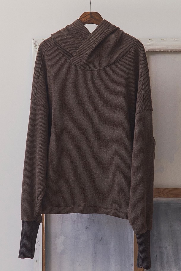 부드러운 울과 폴리에스테르 혼방 소재로 제작된 바라클라바 후디입니다. 멜란지 브라운 컬러와 골지 패턴이 포근하고 따뜻한 느낌을 주며, 가을, 겨울철에 착용하기 좋습니다. 루즈핏으로 편안한 착용감을 선사하며, 핑거홀과 배색 디테일이 돋보입니다. 후드가 있어 보온성을 높였으며, 집콕룩, 산책룩, 여행룩 등 다양한 TPO에 캐주얼, 미니멀, 스포티한 스타일로 활용하기 좋습니다. 두꺼운 두께감으로 추운 날씨에도 든든하게 몸을 감싸줍니다.
