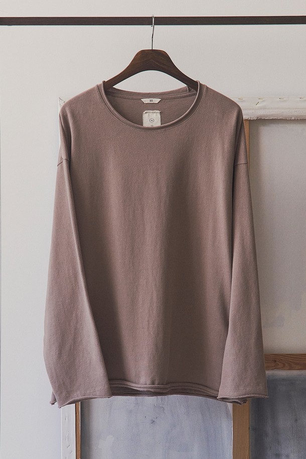 부드러운 벨벳 터치감과 컷오프 디테일이 돋보이는 "벨베티 컷 오프 롱 슬리브"입니다. 면 소재로 제작되어 사계절 내내 편안하게 착용 가능하며, 라운드넥과 레귤러핏으로 미니멀하고 베이직한 스타일을 연출합니다. 가먼트 워싱 처리로 자연스러운 멋을 더했으며, 어깨 제감 바인딩과 체인스티치 마감으로 튼튼하게 제작되었습니다. 출근룩이나 모임룩 등 다양한 TPO에 활용 가능하며, 미니멀, 클래식, 캐주얼 스타일을 즐겨 입는 분들께 추천합니다. 색상은 브라운입니다.
