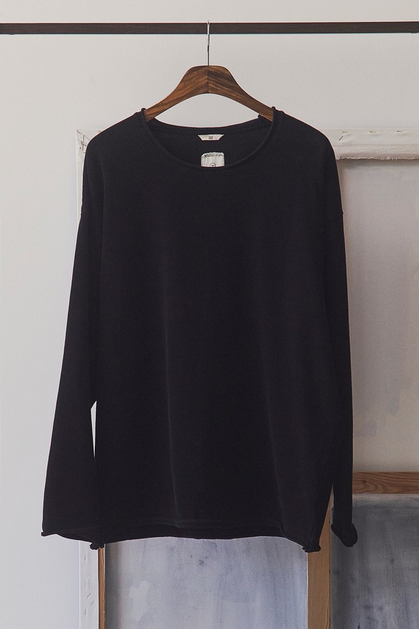 벨베티 컷 오프 롱 슬리브는 부드러운 벨벳 터치감으로 포근한 착용감을 선사합니다. 가먼트 워싱 처리로 자연스러운 멋을 더했으며, 컷오프 디테일과 어깨 제감 바인딩, 체인스티치로 포인트를 주어 미니멀하면서도 개성 있는 스타일을 연출합니다. 사계절 내내 활용 가능한 두꺼운 면 소재의 레귤러핏 티셔츠로, 출근룩이나 모임룩 등 다양한 TPO에 맞춰 클래식하고 캐주얼하게 스타일링할 수 있습니다. 라운드넥 디자인과 무지 패턴의 블랙 컬러는 어떤 코디에도 쉽게 매치되어 활용도가 높습니다.
