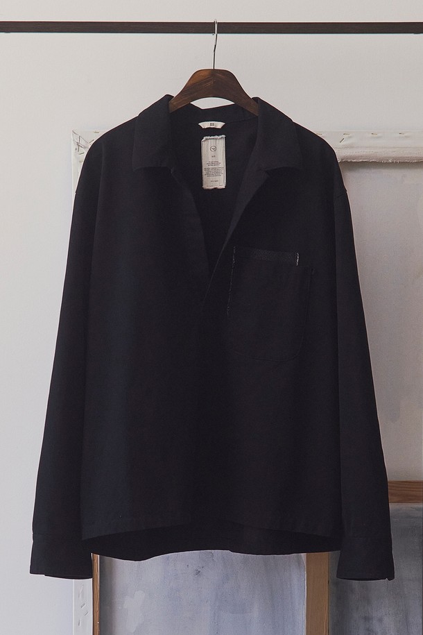 도트 패치 풀오버 셔츠는 튜닉 셔츠를 기반으로 한 젠더리스 디자인의 풀오버 셔츠입니다. 봄, 가을에 어울리는 두꺼운 면 소재로 제작되었으며, 블랙 컬러에 도트 패턴이 특징입니다. 루즈핏으로 편안함을 강조하며, 브이넥 디자인이 시원한 느낌을 줍니다. 피그먼트 염색, 기모 처리, 가먼트 워싱으로 독특한 질감을 살렸으며, 레이어드 스타일링에 용이하여 데이트룩, 모임룩, 캐주얼, 미니멀, 클래식 스타일 연출에 활용하기 좋습니다.
