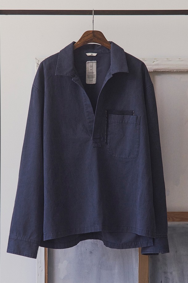 네이비 컬러의 도트 패턴이 돋보이는 젠더리스 풀오버 셔츠입니다. 봄, 가을에 어울리는 두꺼운 면 소재로 제작되어 뻣뻣한 촉감이 특징이며, 튜닉 형태와 크롭 기장으로 레이어드 스타일을 연출하기 좋습니다. 앞 중심 깊게 파인 디자인과 기모 처리, 피그먼트 워싱으로 빈티지한 멋을 더했습니다. 캐주얼, 클래식, 미니멀 스타일을 즐겨 입는 분들께 출근룩으로 추천하는 아이템입니다. 단추 없이 편안하게 착용할 수 있습니다.
