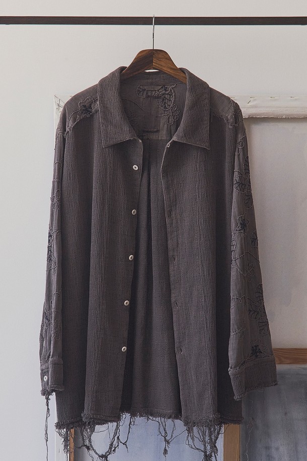 가을, 데이트룩을 위한 빈티지 무드의 다잉 플라워 셔츠입니다. 차이나칼라와 레귤러핏으로 클래식, 캐주얼, 레트로 스타일을 모두 소화합니다. 면 소재에 도톰한 두께감으로 제작되었으며, 가먼트 피그먼트 다잉 처리와 바이오 워싱을 통해 독특한 촉감을 선사합니다. 플라워 패턴과 컷오프, 올풀림 디테일이 돋보이며, 너트 단추를 사용하여 빈티지한 멋을 더했습니다. 긴 소매 기장의 레귤러핏 셔츠로, 어떤 하의와도 멋스럽게 어울립니다.
