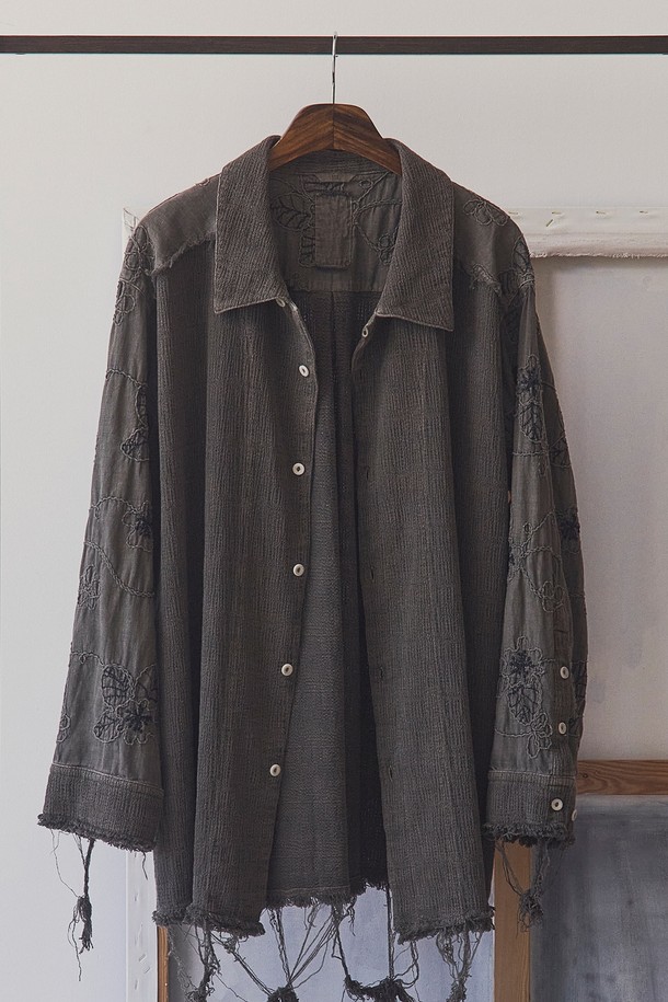 빈티지 무드의 다잉 플라워 셔츠입니다. 오프화이트 컬러 바탕에 플라워 패턴이 돋보이며, 가을에 어울리는 도톰한 두께감으로 제작되었습니다. 가먼트 피그먼트 다잉 처리와 바이오 워싱을 통해 독특한 촉감을 선사하며, 컷오프 및 올풀림 디테일로 유니크한 멋을 더했습니다. 레귤러핏으로 제작되어 편안하며, 너트 단추와 셔츠칼라 디자인으로 클래식하면서도 레트로한 스타일을 연출합니다. 데이트룩, 모임룩, 여행룩 등 다양한 TPO에 활용할 수 있는 캐주얼 셔츠입니다.
