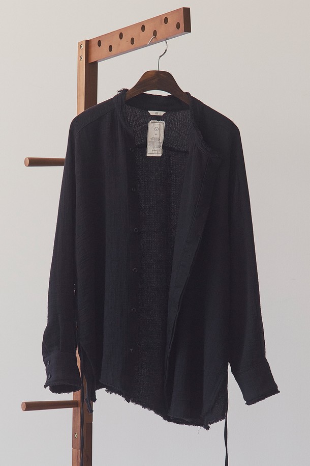 부드러운 면 소재의 거즈 이중직으로 제작되어 편안한 착용감을 선사하는 롱 셔츠입니다. 미니멀한 무드를 연출하며, 봄, 여름, 가을 세 계절 모두 활용 가능합니다. 차이나 칼라와 히든 버튼 여밈, 롱 기장으로 세련된 핏을 완성합니다. 불규칙 컷오프 마감과 레이어드 스타일, 스트링 여밈 디테일이 돋보입니다. 데이트룩, 모임룩 등 다양한 TPO에 미니멀, 클래식, 캐주얼 스타일로 연출하기 좋습니다.
