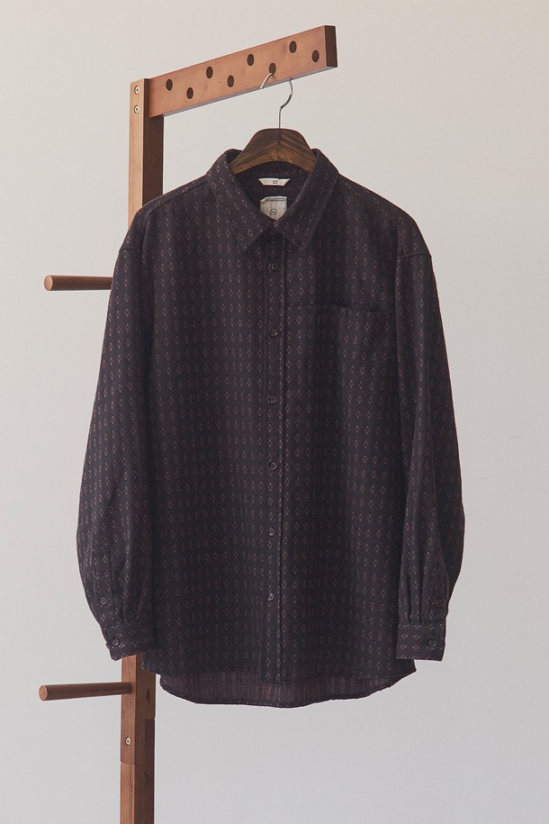 블랙 컬러의 울 자카드 셔츠입니다. 두꺼운 울 소재로 제작되어 겨울철에도 포근하게 착용할 수 있으며, 클래식한 스타일을 연출합니다. 플라워 자카드 패턴이 돋보이며, 차이나칼라와 긴 소매 기장으로 디자인되었습니다. 가먼트 워싱 처리하여 수축률을 안정화했고, 슬릿 체스트 포켓과 볼펜꽂이 기능을 더했습니다. 스탠다드핏 또는 루즈핏으로, 비즈니스 캐주얼 및 모임룩에 적합합니다.
