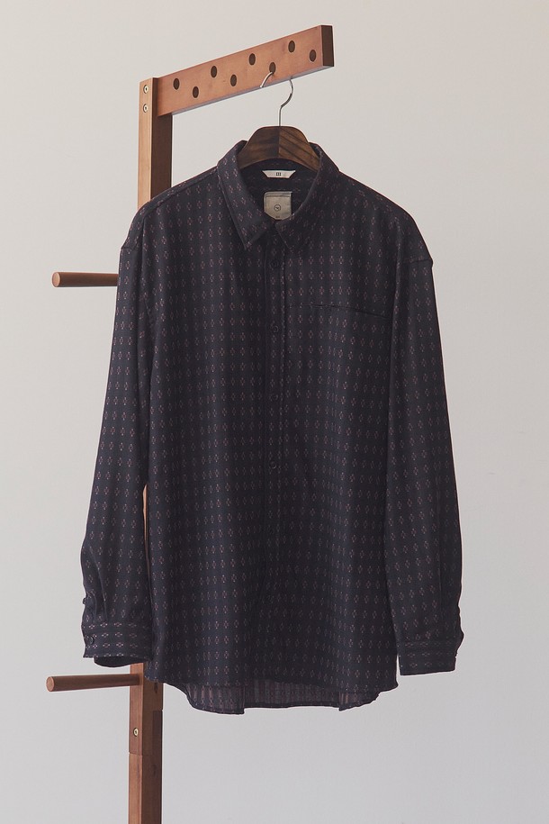 울 자카드 셔츠는 클래식하고 베이직한 스타일을 추구하는 남성들을 위한 겨울철 필수 아이템입니다. 블랙과 차콜 두 가지 색상으로 출시되었으며, 울 100% 소재로 제작되어 포근한 촉감을 선사합니다. 가먼트 워싱 처리를 통해 수축률을 안정화했으며, 슬릿 체스트 포켓과 볼펜꽂이 기능을 더하여 실용성을 높였습니다. 스탠다드핏 또는 루즈핏으로, 비즈니스 캐주얼, 출근룩, 모임룩 등 다양한 TPO에 활용 가능합니다. 자카드 플라워 패턴과 칼라 디자인이 돋보이는 긴 소매 셔츠로, 미니멀하고 시크한 스타일을 완성해보세요.
