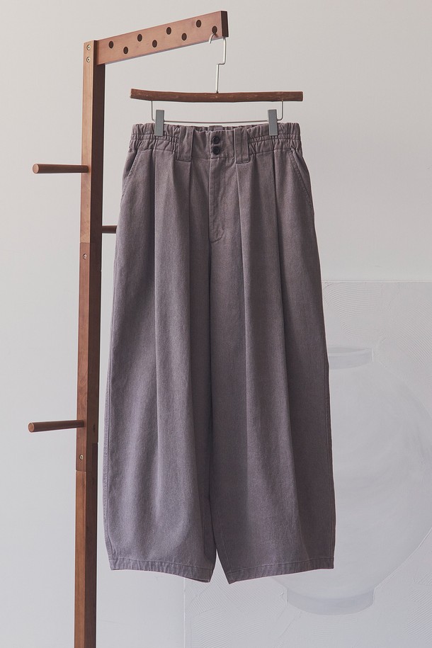 부드러운 면 소재에 도톰한 두께감으로 제작된 남성용 "문 자" 팬츠입니다. 그레이 컬러의 무지 디자인으로 미니멀하고 모던한 스타일을 연출하며, 편안한 루즈핏과 와이드, 벌룬핏의 조화로 트렌디함을 더했습니다. 피그먼트 염색, 바이오 워싱 가공, 2차 가먼트 워싱을 거쳐 빈티지한 매력을 살렸으며, 부드러운 촉감으로 편안한 착용감을 선사합니다. 소뿔 단추와 YKK 나일론 지퍼, 크롭 기장으로 디테일을 더해 산책룩, 집콕룩, 캐주얼, 클래식 등 다채로운 스타일링을 완성할 수 있습니다.
