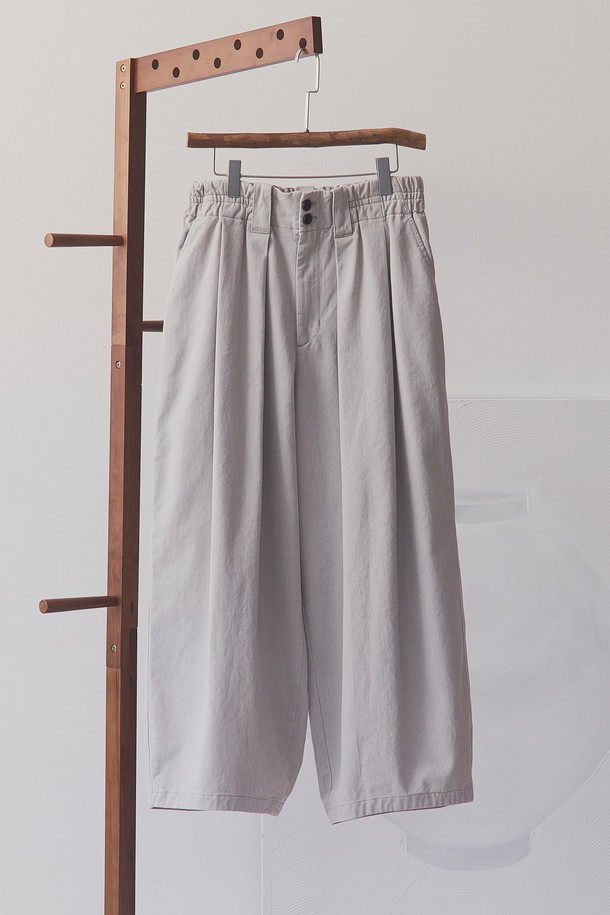 부드러운 면 소재로 제작되어 편안한 착용감을 선사하는 문 자 팬츠입니다. 그레이 컬러에 동양적, 빈티지 무드를 더했으며, 봄, 여름, 가을 3계절 모두 활용 가능한 실용적인 아이템입니다. 벌룬핏과 루즈핏으로 활동성을 높였으며, 크롭 기장으로 트렌디한 스타일을 연출합니다. 피그먼트 염색, 바이오 워싱 가공, 기모 처리, 소뿔 단추, YKK 나일론 양면지퍼, 2차 가먼트 워싱 등 섬세한 디테일로 완성도를 높였습니다. 산책룩, 집콕룩, 캐주얼, 미니멀, 스트리트 스타일을 모두 소화 가능한 만능 팬츠입니다.
