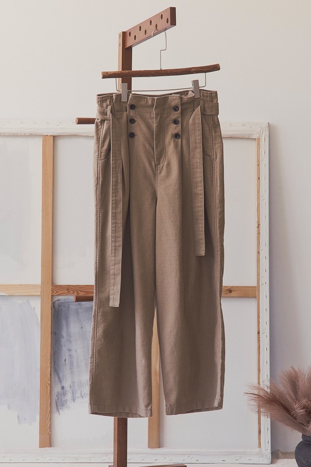 부드러운 면 소재의 슬럽 플리츠 벨티드 팬츠입니다. 빈티지하고 캐주얼한 스타일을 연출하기 좋으며, 봄, 가을에 착용하기 적합합니다. 루즈핏 와이드 레그 디자인으로 편안한 착용감을 선사하며, 벨트가 포함되어 있어 허리 라인을 잡아줍니다. 6개의 단추 디테일과 YKK 스냅 여밈, 가먼트 워싱 처리를 통해 완성도를 높였습니다. 베이지 컬러의 긴바지로, 일상생활에서 폭넓게 활용할 수 있습니다.
