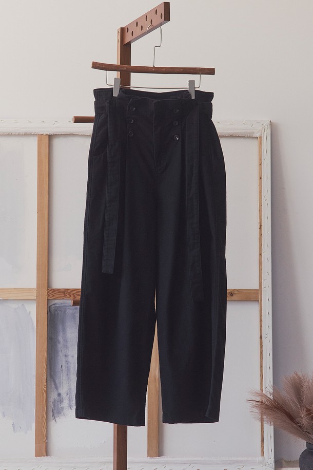 세련된 분위기를 연출하는 남성용 슬럽 플리츠 벨티드 팬츠입니다. 빈티지하면서도 캐주얼한 스타일로, 출근룩이나 비즈니스 캐주얼에 활용하기 좋습니다. 넉넉한 레귤러핏에 면 소재의 부드러운 촉감이 편안한 착용감을 선사합니다. 슬럽 패턴으로 은은한 멋을 더했으며, 6개의 소뿔 단추와 YKK 스냅 여밈, 허리 사이즈 조절 기능으로 실용성을 높였습니다. 가먼트 워싱 처리로 자연스러운 멋을 살린 블랙 컬러의 긴바지입니다.
