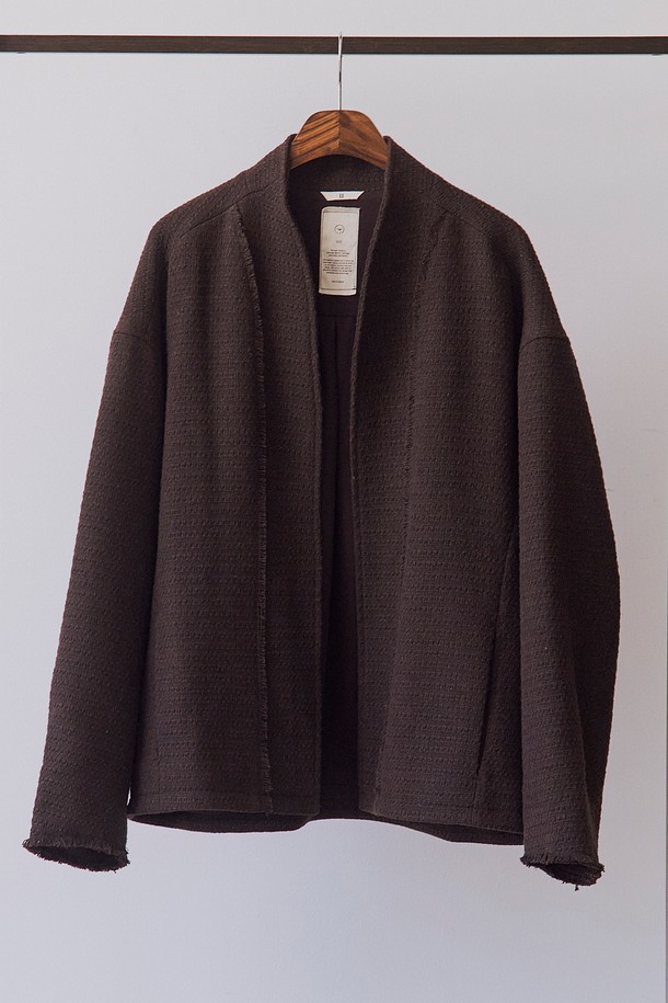 세련된 무드의 카라리스 트위드 가디건입니다. 울과 폴리에스터 혼방 소재로 제작되어 간절기에 포근함을 선사하며, 레귤러핏 디자인으로 편안하게 착용할 수 있습니다. 브라운, 다크브라운 두 가지 색상으로 출시되었으며, 모던하고 미니멀한 스타일을 연출하기 좋습니다. 칼라리스 디자인과 구김이 적은 소재, 기계세탁 가능하여 실용성을 높였습니다. 출근룩과 모임룩, 그리고 클래식, 미니멀, 캐주얼 등 다양한 스타일과 매치하여 멋스러운 룩을 완성해보세요.
