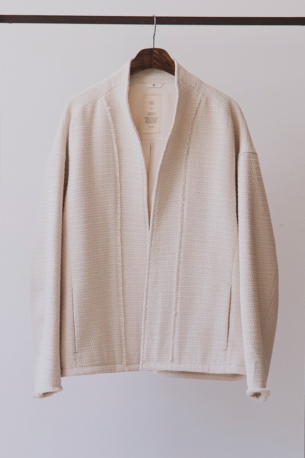 베이지 컬러의 카라리스 트위드 가디건입니다. 울과 폴리에스테르 혼방 소재로 제작되어 포근한 촉감과 두꺼운 두께감을 자랑하며, 간절기에 입기 좋습니다. 뒷목 중심 부분의 각도를 높여 편안함을 더했으며, 구김이 적어 관리가 용이합니다. 오픈형 디자인과 레귤러핏으로 모던하고 미니멀한 스타일을 연출하며, 다양한 이너와 레이어드하여 데이트룩, 모임룩, 클래식, 미니멀, 캐주얼 등 폭넓은 스타일을 소화할 수 있습니다. 기계 세탁이 가능하여 실용적입니다.
