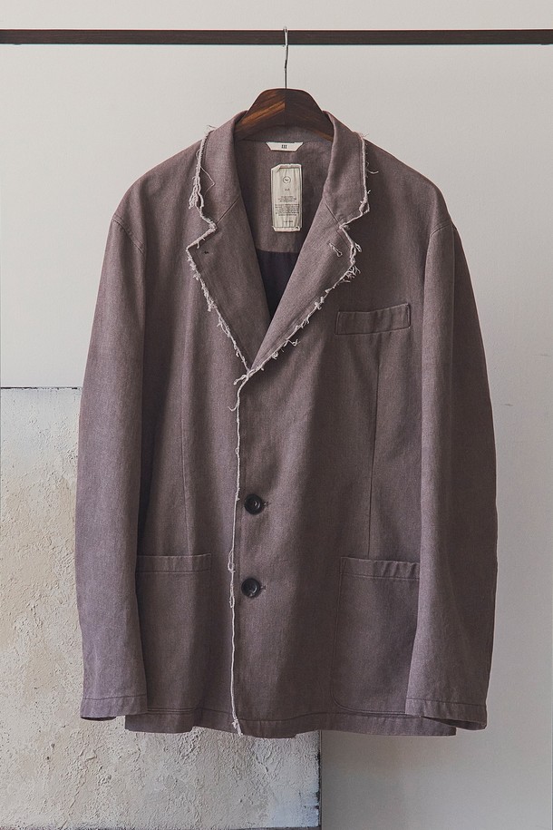 빈티지 컷 오프 블레이저는 남성용으로, 봄, 가을에 어울리는 루즈핏의 크롭 블레이저입니다. 부드러운 면 소재에 도톰한 두께감으로 제작되었으며, 그레이 컬러에 무지 패턴으로 캐주얼하고 클래식한 스타일을 연출합니다. 컷 오프 디테일, 가먼트 워싱, 피그먼트 염색, 스탠드업 칼라 등의 특징을 갖추고 있으며, 싱글 버튼 여밈 방식과 긴 소매 기장으로 디자인되었습니다. 출근룩과 비즈니스 캐주얼에 활용하기 좋으며, 미니멀한 스타일을 선호하는 분들께 추천합니다.
