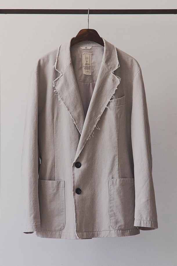 빈티지 컷 오프 블레이저는 남성용 아우터로, 봄, 가을에 착용하기 좋습니다. 베이지와 그레이 두 가지 색상으로 출시되었으며, 컷 오프 디테일과 가먼트 워싱, 피그먼트 염색 기법이 빈티지한 무드를 더합니다. 스탠드업 칼라와 패드리스 디자인으로 편안한 착용감을 선사하며, 루즈핏과 싱글 버튼 여밈으로 캐주얼하고 클래식한 스타일을 연출합니다. 면 소재의 도톰한 두께감과 부드러운 촉감, 긴 소매 기장이 특징이며, 출근룩과 비즈니스 캐주얼에 활용하기 좋습니다.
