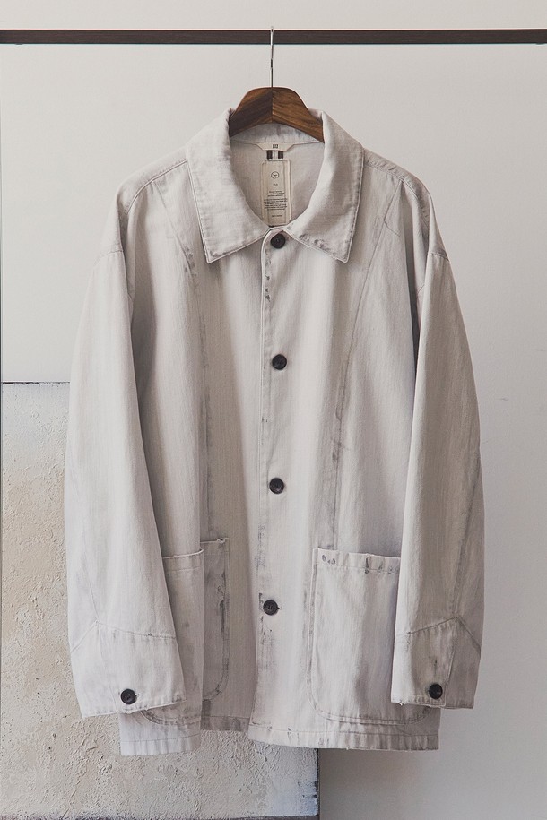 빈티지 워크 재킷은 남녀 모두 착용 가능한 젠더리스 스타일의 아우터입니다. 아이보리, 베이지 두 가지 색상으로 출시되었으며, 봄, 가을에 어울리는 보통 두께감의 면 소재로 제작되었습니다. 레귤러 기장에 루즈핏으로 편안한 착용감을 선사하며, 넓은 칼라와 아웃포켓, 버튼 여밈 디테일이 특징입니다. 오일 더티 브러쉬 가공 및 디스 가공을 더해 빈티지 워크웨어 무드를 강조했으며, 출근룩과 데이트룩 등 다양한 TPO에 활용 가능합니다.
