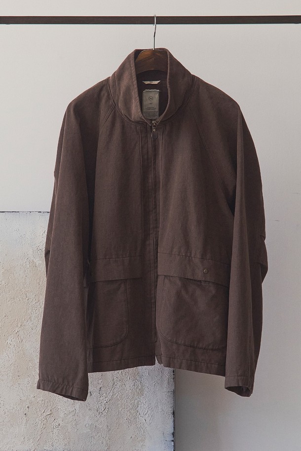 미니멀하고 세련된 남성용 크롭 하이넥 블루종입니다. 부드러운 면 소재로 제작되어 편안한 착용감을 선사하며, 봄, 가을 간절기에 적합합니다. 하이넥 칼라와 YKK 엔틱 골드 지퍼, 리얼 가죽 지퍼 풀러 디테일이 고급스러운 무드를 더합니다. 가먼트 워싱 처리로 자연스러운 멋을 살렸으며, 큐프라, 폴리에스터, 면 혼방 안감으로 활동성을 높였습니다. 데이트룩, 출근룩, 모임룩 등 다양한 TPO에 활용 가능한 레귤러핏 블루종입니다.
