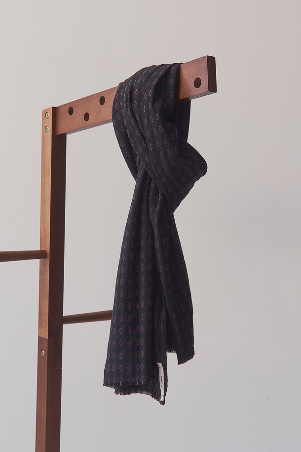 블랙 컬러의 울 자카드 머플러입니다. 포근하고 부드러운 촉감의 울 소재로 제작되어 가을, 겨울철 보온성을 책임집니다. 플라워 자카드 패턴으로 클래식하고 베이직한 스타일을 연출하며, 출근룩과 모임룩에 모두 잘 어울립니다. 양면 사용이 가능하며, 가먼트 워싱 처리로 세탁 관리가 용이합니다. 미니멀, 캐주얼 스타일에도 포인트 아이템으로 활용하기 좋습니다.
