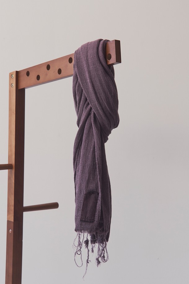 가을 분위기를 담은 소프트 다잉 머플러입니다. 면과 린넨 혼방 소재로 제작되어 부드러운 촉감과 가벼운 착용감을 선사하며, 가먼트 피그먼트 다잉 기법으로 은은하고 자연스러운 가을빛 컬러를 표현했습니다. 얇은 두께감과 물결 조직감, 컷오프 디자인이 어우러져 내추럴하면서도 캐주얼한 스타일을 연출하며, 산책룩, 여행룩 등 다양한 TPO에 활용하기 좋습니다. 자연스러운 올 풀림 효과로 빈티지한 멋을 더해 미니멀, 클래식 스타일에도 잘 어울립니다.
