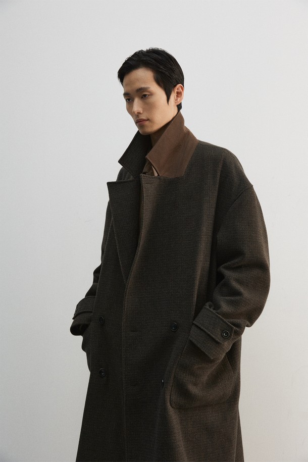 올리브와 오렌지 컬러의 맥시 체크 코트입니다. 울과 폴리에스터 혼방 소재로 제작되어 부드러운 촉감과 두꺼운 두께감을 자랑하며, 가을과 겨울에 따뜻하게 착용할 수 있습니다. 더블 버튼, 오버핏 디자인으로 클래식하면서도 모던한 스타일을 연출하며, 헤링본 체크 패턴이 세련된 느낌을 더합니다. 스탠드업 칼라, 너트 단추, 스웨이드 터치 배색 디테일이 돋보이는 더블 코트로, 출근룩, 모임룩, 데이트룩 등 다양한 TPO에 활용 가능하며, 미니멀, 시크 스타일을 즐기는 남성분들께 추천합니다. 안감은 폴리에스터와 큐프라로 마감되었습니다.
