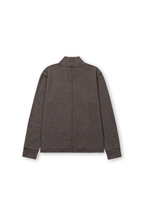 가을, 겨울 시즌, 남성을 위한 크롭 루즈드 터틀넥 티셔츠입니다. 차콜, 네이비 두 가지 멜란지 컬러로 출시되었으며, 베이직하고 미니멀한 스타일을 연출합니다. 부드러운 면 소재에 두꺼운 두께감으로 포근함을 더하고, 8cm 높이의 터틀넥 디자인이 특징입니다. 배색 스티치 포인트와 루즈핏, 긴 소매 기장으로 트렌디함을 강조했으며, 일상 및 출근룩에 활용하기 좋습니다. 기계 세탁이 가능하여 관리가 용이합니다.
