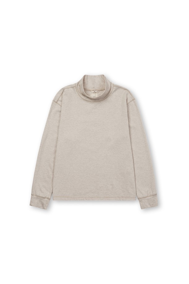 **크롭 루즈드 터틀넥 티셔츠**는 베이직하면서도 미니멀한 스타일을 추구하는 분들을 위한 아이템입니다. 가을, 겨울 시즌에 어울리는 부드러운 면 소재로 제작되었으며, 멜란지 베이지 컬러가 은은한 분위기를 자아냅니다. 루즈핏과 크롭 기장으로 트렌디함을 더하고, 배색 스티치 포인트가 밋밋함을 덜어줍니다. 터틀넥 디자인으로 보온성을 높였으며, 출근룩과 모임룩 등 다양한 TPO에 활용 가능합니다.
