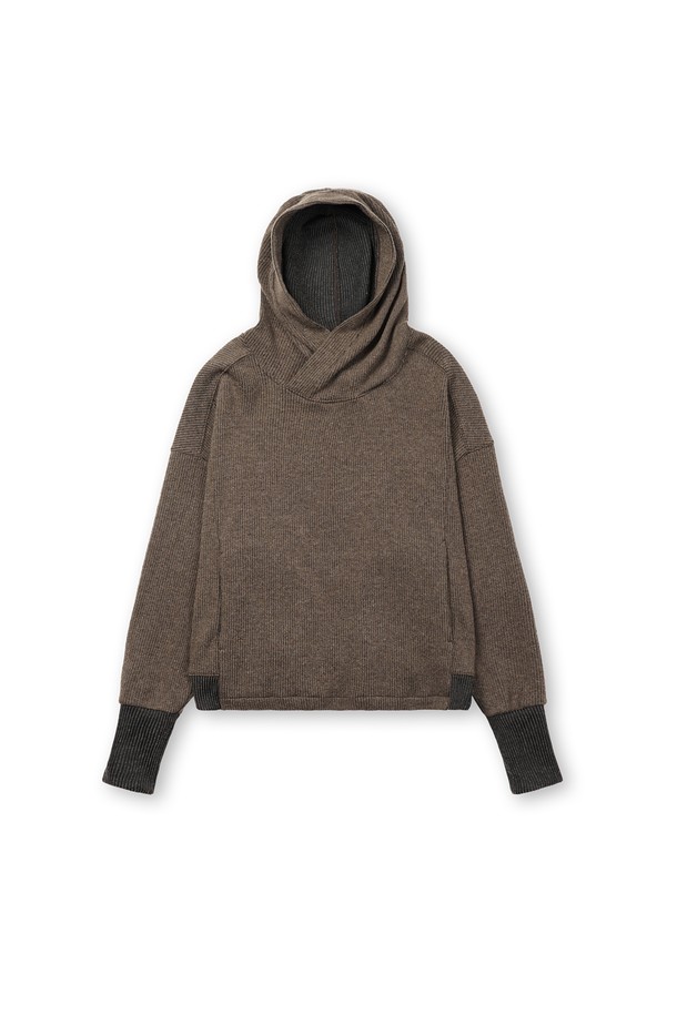 부드러운 울과 폴리에스테르 혼방 소재로 제작된 바라클라바 후디입니다. 멜란지 브라운 컬러와 골지 패턴이 포근하고 따뜻한 느낌을 주며, 가을, 겨울철에 착용하기 좋습니다. 루즈핏으로 편안한 착용감을 선사하며, 핑거홀과 배색 디테일이 돋보입니다. 후드가 있어 보온성을 높였으며, 집콕룩, 산책룩, 여행룩 등 다양한 TPO에 캐주얼, 미니멀, 스포티한 스타일로 활용하기 좋습니다. 두꺼운 두께감으로 추운 날씨에도 든든하게 몸을 감싸줍니다.
