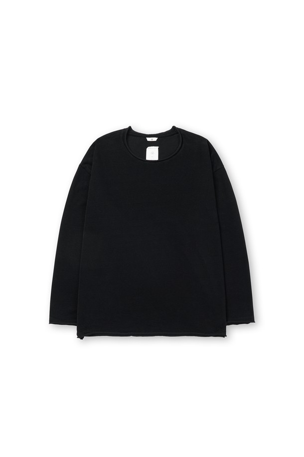 벨베티 컷 오프 롱 슬리브는 부드러운 벨벳 터치감으로 포근한 착용감을 선사합니다. 가먼트 워싱 처리로 자연스러운 멋을 더했으며, 컷오프 디테일과 어깨 제감 바인딩, 체인스티치로 포인트를 주어 미니멀하면서도 개성 있는 스타일을 연출합니다. 사계절 내내 활용 가능한 두꺼운 면 소재의 레귤러핏 티셔츠로, 출근룩이나 모임룩 등 다양한 TPO에 맞춰 클래식하고 캐주얼하게 스타일링할 수 있습니다. 라운드넥 디자인과 무지 패턴의 블랙 컬러는 어떤 코디에도 쉽게 매치되어 활용도가 높습니다.
