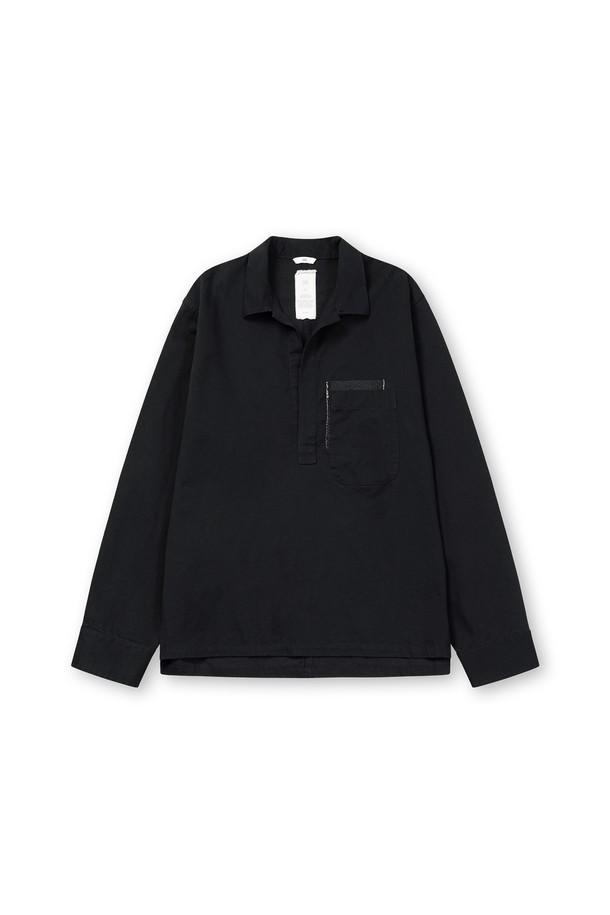 도트 패치 풀오버 셔츠는 튜닉 셔츠를 기반으로 한 젠더리스 디자인의 풀오버 셔츠입니다. 봄, 가을에 어울리는 두꺼운 면 소재로 제작되었으며, 블랙 컬러에 도트 패턴이 특징입니다. 루즈핏으로 편안함을 강조하며, 브이넥 디자인이 시원한 느낌을 줍니다. 피그먼트 염색, 기모 처리, 가먼트 워싱으로 독특한 질감을 살렸으며, 레이어드 스타일링에 용이하여 데이트룩, 모임룩, 캐주얼, 미니멀, 클래식 스타일 연출에 활용하기 좋습니다.
