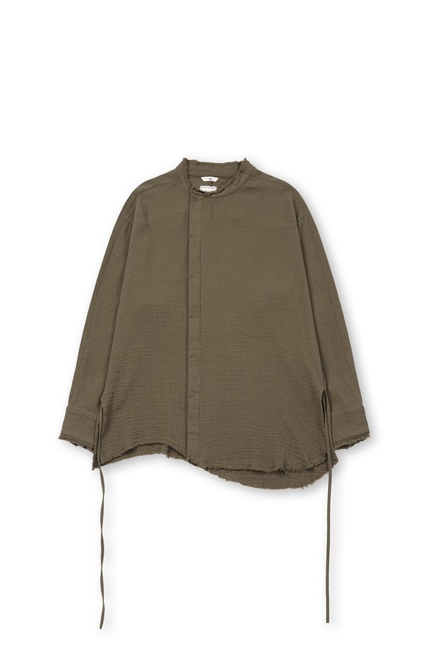 부드러운 면 소재의 거즈 레이어드 롱 셔츠입니다. 브라운 컬러의 셔츠로, 봄, 가을에 착용하기 좋습니다. 얇은 두께감과 레귤러핏으로 편안한 착용감을 선사하며, 베이직하고 캐주얼한 스타일을 연출합니다. 차이나칼라와 긴 소매, 히든버튼 여밈 방식이 특징이며, 이중직 거즈 소재와 불규칙 컷오프 마감, 동양적 여밈 방식, 스트링 디테일로 포인트를 더했습니다. 캐주얼, 미니멀, 클래식 스타일을 즐기는 남성분들께 추천합니다.
