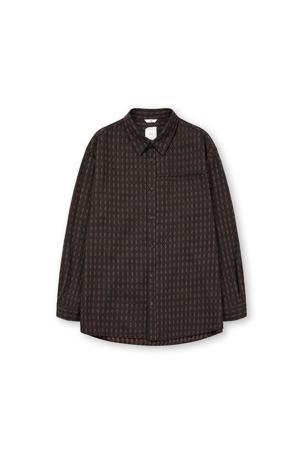 블랙 컬러의 울 자카드 셔츠입니다. 두꺼운 울 소재로 제작되어 겨울철에도 포근하게 착용할 수 있으며, 클래식한 스타일을 연출합니다. 플라워 자카드 패턴이 돋보이며, 차이나칼라와 긴 소매 기장으로 디자인되었습니다. 가먼트 워싱 처리하여 수축률을 안정화했고, 슬릿 체스트 포켓과 볼펜꽂이 기능을 더했습니다. 스탠다드핏 또는 루즈핏으로, 비즈니스 캐주얼 및 모임룩에 적합합니다.
