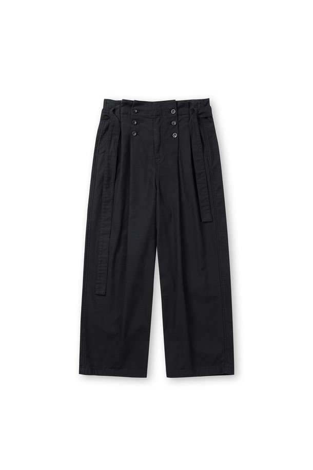 세련된 분위기를 연출하는 남성용 슬럽 플리츠 벨티드 팬츠입니다. 빈티지하면서도 캐주얼한 스타일로, 출근룩이나 비즈니스 캐주얼에 활용하기 좋습니다. 넉넉한 레귤러핏에 면 소재의 부드러운 촉감이 편안한 착용감을 선사합니다. 슬럽 패턴으로 은은한 멋을 더했으며, 6개의 소뿔 단추와 YKK 스냅 여밈, 허리 사이즈 조절 기능으로 실용성을 높였습니다. 가먼트 워싱 처리로 자연스러운 멋을 살린 블랙 컬러의 긴바지입니다.
