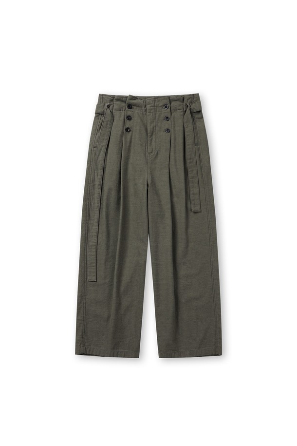 **슬럽 플리츠 벨티드 팬츠**는 봄, 여름, 가을 시즌에 착용하기 좋은 남성용 바지입니다. 카키와 올리브 두 가지 색상으로 출시되었으며, 슬럽 패턴의 면 소재로 제작되어 부드러운 촉감을 자랑합니다. 얇은 두께감과 루즈핏 와이드 스타일로 편안한 착용감을 선사하며, 6개의 소뿔 단추와 YKK 스냅 여밈, 가먼트 워싱 처리를 통해 빈티지하면서도 캐주얼한 무드를 연출합니다. 허리 사이즈 조절이 가능한 벨트형 밴딩 디자인으로, 일상복으로 활용하기 좋습니다.
