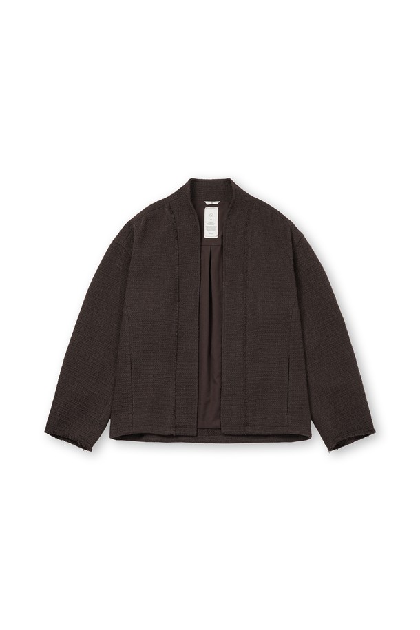 세련된 무드의 카라리스 트위드 가디건입니다. 울과 폴리에스터 혼방 소재로 제작되어 간절기에 포근함을 선사하며, 레귤러핏 디자인으로 편안하게 착용할 수 있습니다. 브라운, 다크브라운 두 가지 색상으로 출시되었으며, 모던하고 미니멀한 스타일을 연출하기 좋습니다. 칼라리스 디자인과 구김이 적은 소재, 기계세탁 가능하여 실용성을 높였습니다. 출근룩과 모임룩, 그리고 클래식, 미니멀, 캐주얼 등 다양한 스타일과 매치하여 멋스러운 룩을 완성해보세요.
