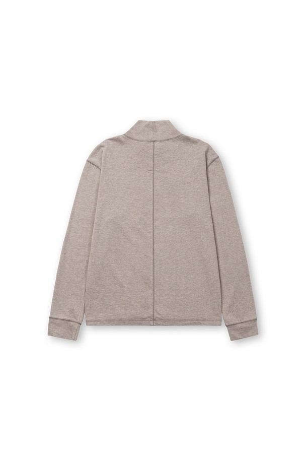 멜란지 컬러의 크롭 루즈드 터틀넥 티셔츠입니다. 면 소재로 제작되어 부드러운 촉감을 선사하며, 가을/겨울 시즌에 착용하기 좋습니다. 8cm 높이의 터틀넥 디자인과 배색 컬러 스티치 포인트가 특징이며, 넥 너비가 넓어 입고 벗기 용이합니다. 루즈핏으로 편안한 착용감을 제공하며, 베이직한 스타일로 출근룩, 모임룩, 클래식, 미니멀, 캐주얼 등 다양한 TPO와 스타일에 매치하기 좋습니다. 긴소매와 두꺼운 두께감으로 따뜻하게 착용할 수 있습니다.
